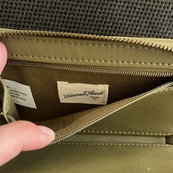 Universal Thread Zip Wallet - Picture 3 of 3